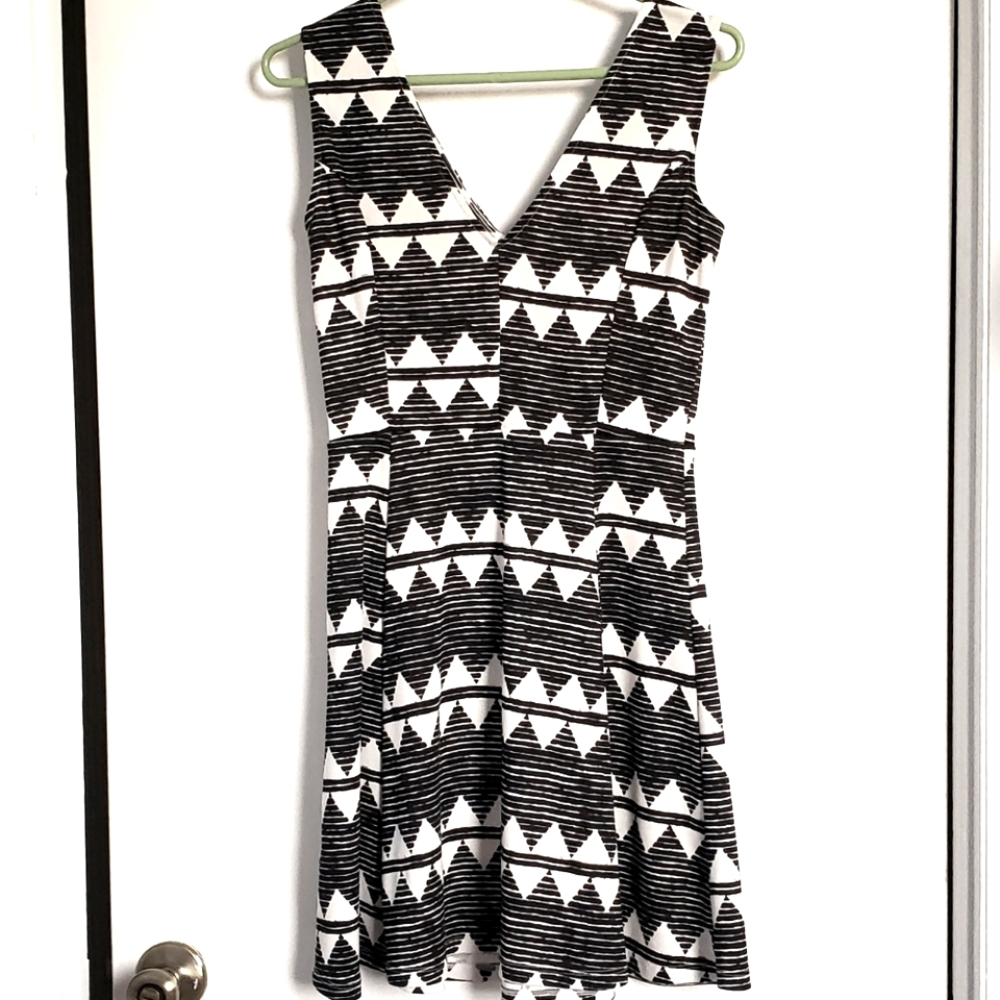 H&M black white zig zag pattern dress